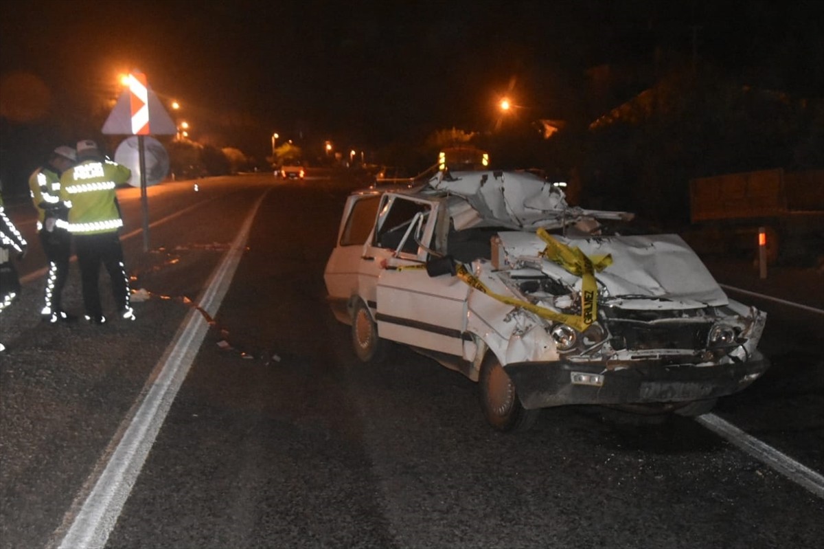 Mersin'in Bozyazı ilçesinde tır ile çarpışan otomobilin sürücüsü hayatını kaybetti.