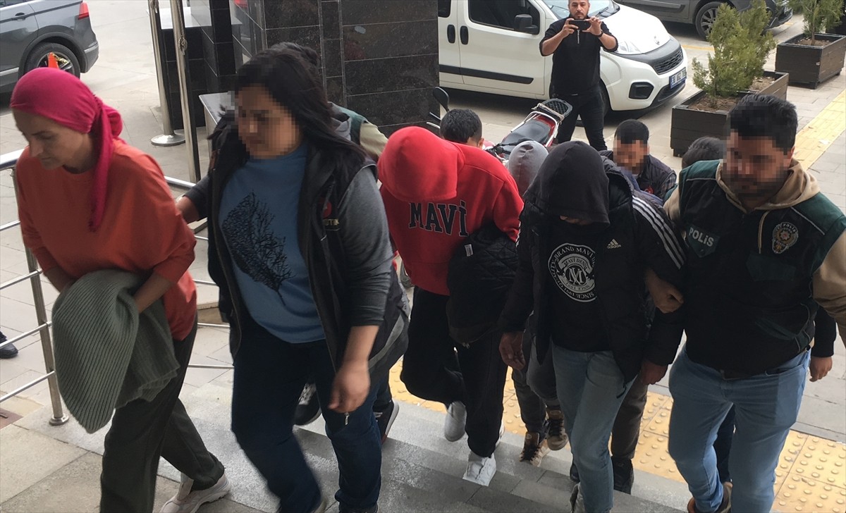 Mersin'in Erdemli ilçesinde uyuşturucu operasyonunda gözaltına alınan 19 şüpheliden 15'i...