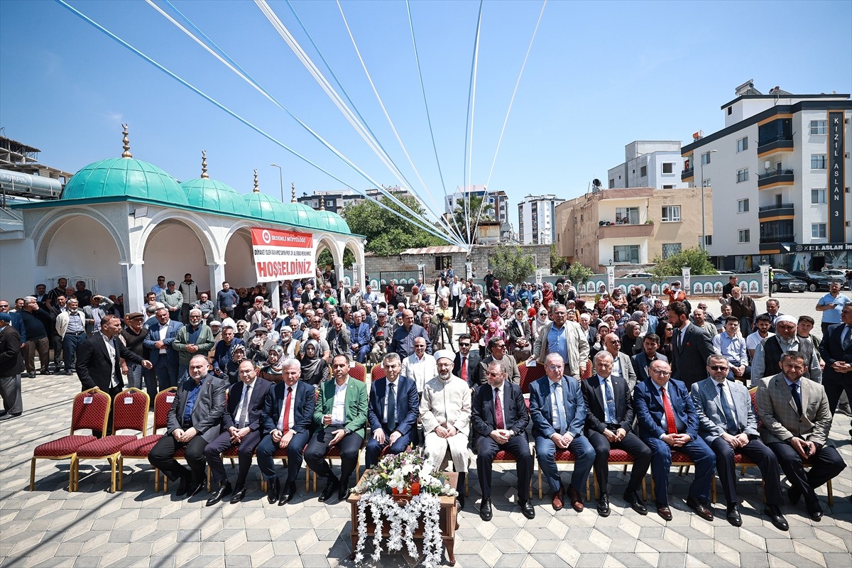 Mersin'in Erdemli ilçesinde yapımı tamamlanan Koyuncu Camisi'nin açılışı, düzenlenen törenle...