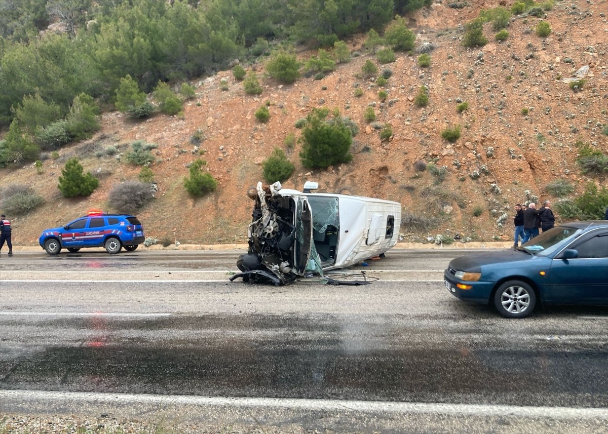 Mersin'in Gülnar ilçesinde, işçileri taşıyan servis minibüsünün devrilmesi sonucu 8 kişi...