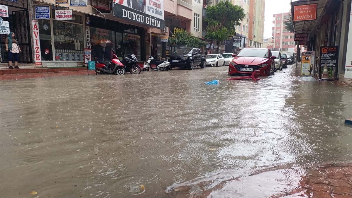 Mersin'in Silifke ilçesinde sağanak ve dolu hayatı olumsuz etkiledi. İlçede sabah başlayan...