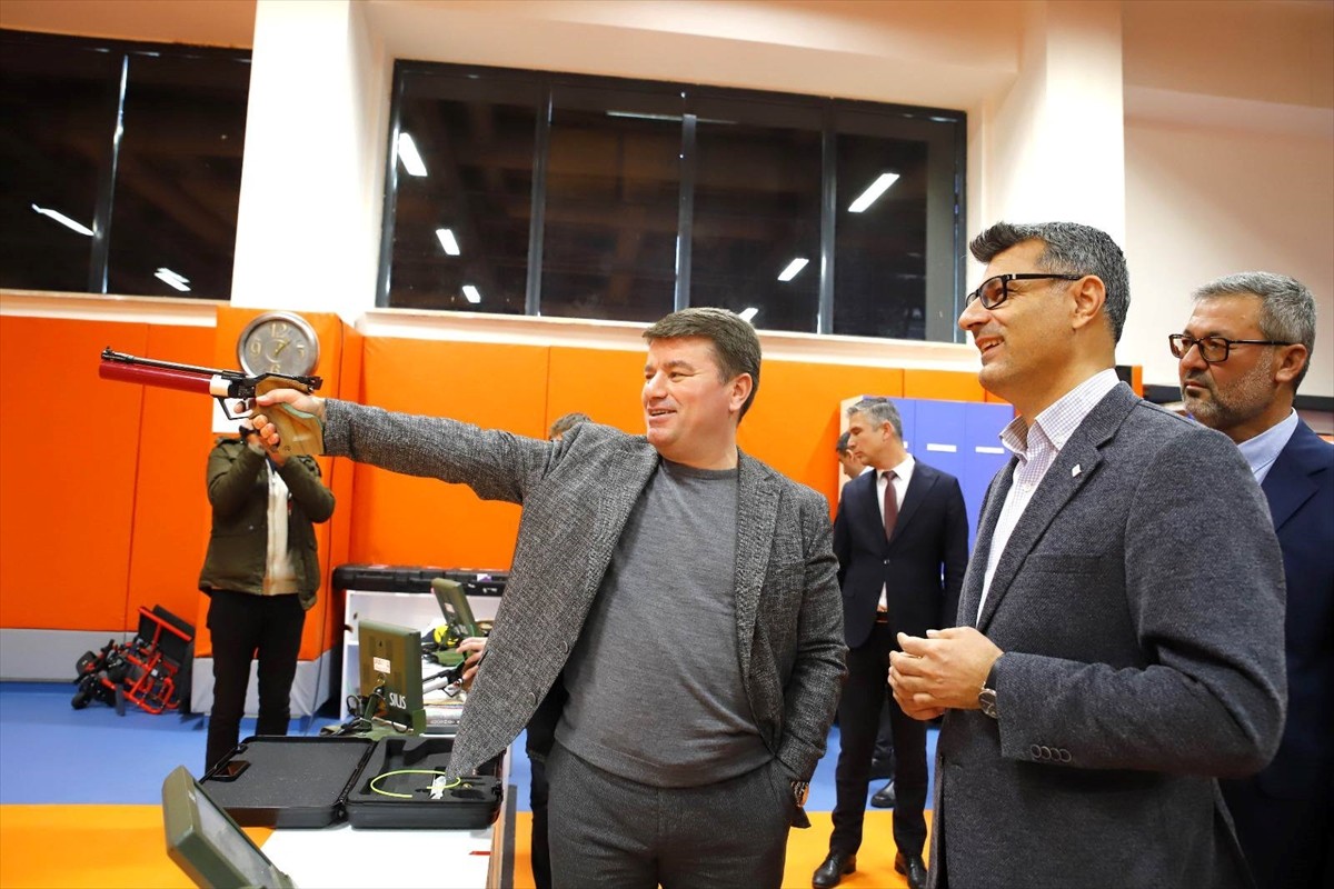 Milli atıcı Yusuf Dikeç, Aksaray'da sporcularla buluştu. Dağılgan Spor Kompleksi'ni ziyaret eden...