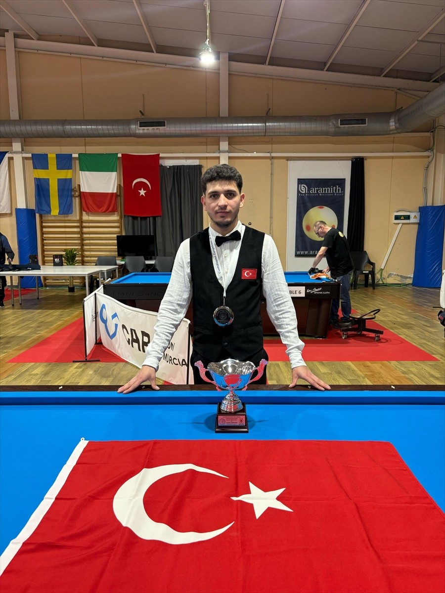 Milli bilardocu Mustafa Oğuz Ceylan, İspanya'da düzenlenen 3 Bant Avrupa Şampiyonası'nda 21 yaş...