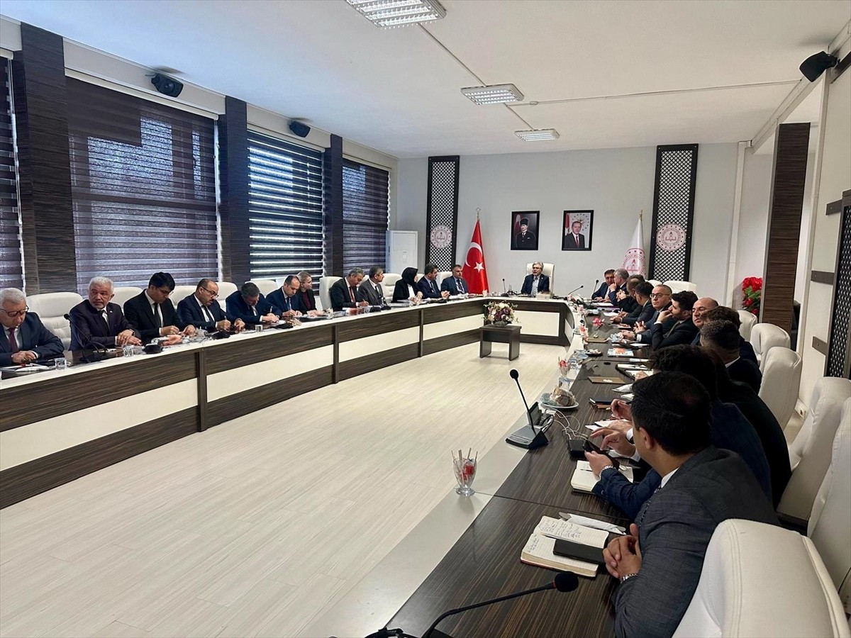 Milli Eğitim Bakanlığı yöneticileri, Marmara Denizi'nde Silivri açıklarında meydana gelen 6,2...