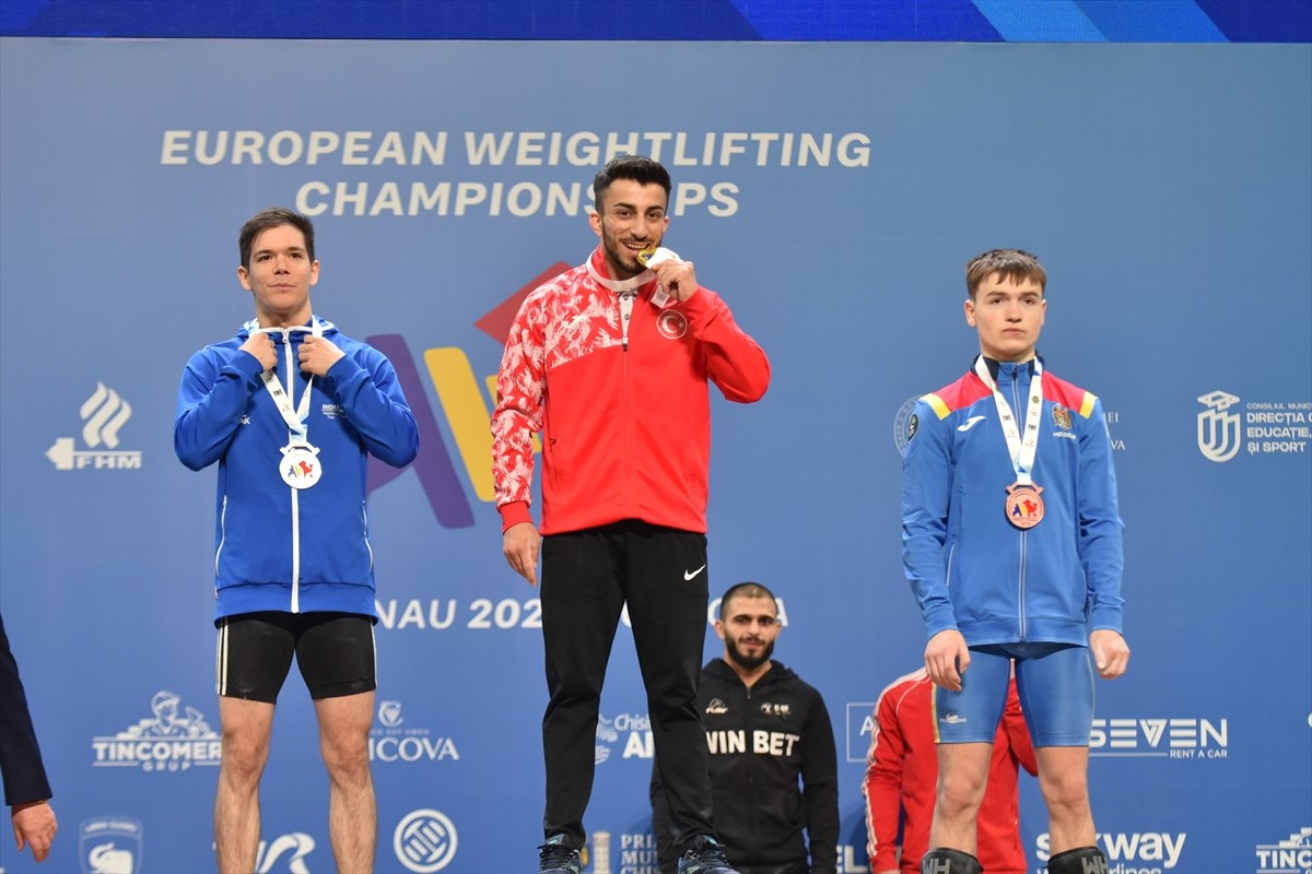 Milli halterci Harun Algül, Moldova'da devam eden Avrupa Şampiyonası'nda koparmada 112 kiloluk...