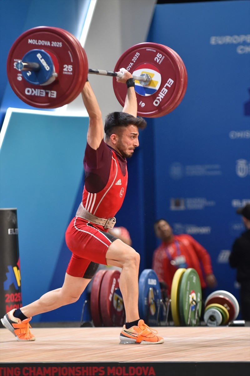 Milli halterci Harun Algül, Moldova'da devam eden Avrupa Şampiyonası'nda koparmada 112 kiloluk...
