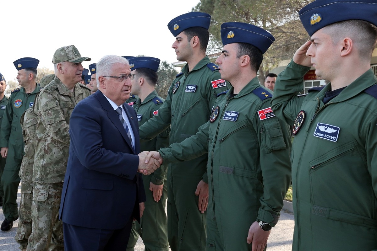 Milli Savunma Bakanı Yaşar Güler, Balıkesir'in Bandırma ilçesindeki 6. Ana Jet Üs Komutanlığını...