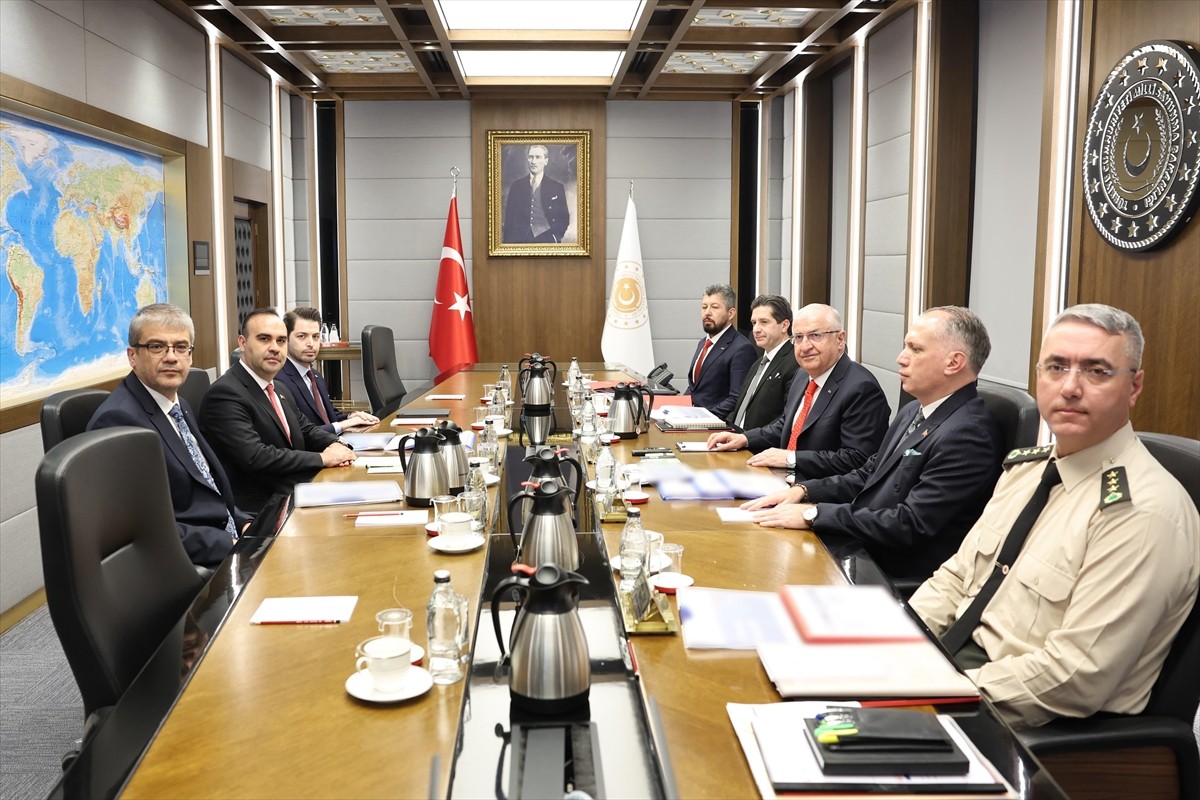 Milli Savunma Bakanı Yaşar Güler, Sanayi ve Teknoloji Bakanı Mehmet Fatih Kacır ile bir araya...