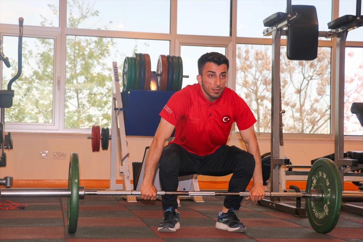 Moldova'da düzenlenen 2025 Avrupa Halter Şampiyonası'nda altın madalya kazanan milli sporcu Harun...