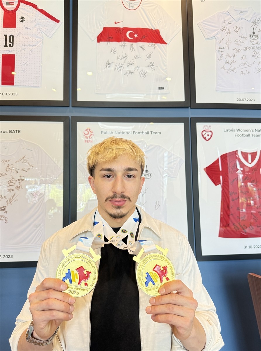 Moldova'da düzenlenen 2025 Avrupa Halter Şampiyonası'nda erkekler 73 kiloda rekor kırarak Avrupa...