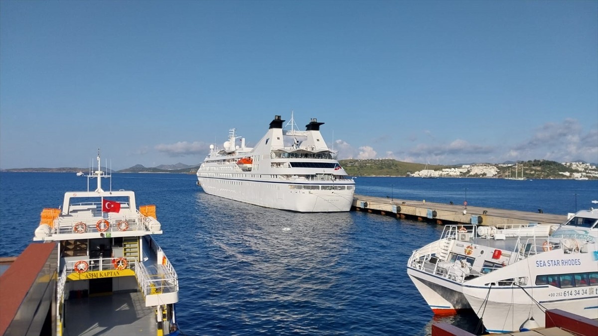 Muğla'nın Bodrum ilçesine, "Star Legend" isimli kruvaziyerle 241 yolcu geldi. Bahamalar bayraklı...