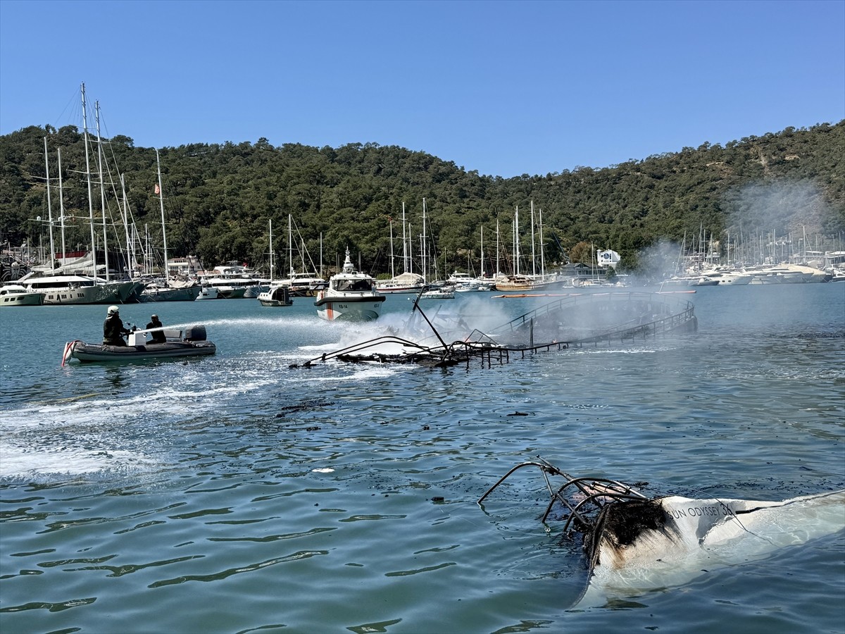 Muğla'nın Fethiye ilçesinde çıkan yangında bir motor yat ile yelkenli battı, 2 motor yat...