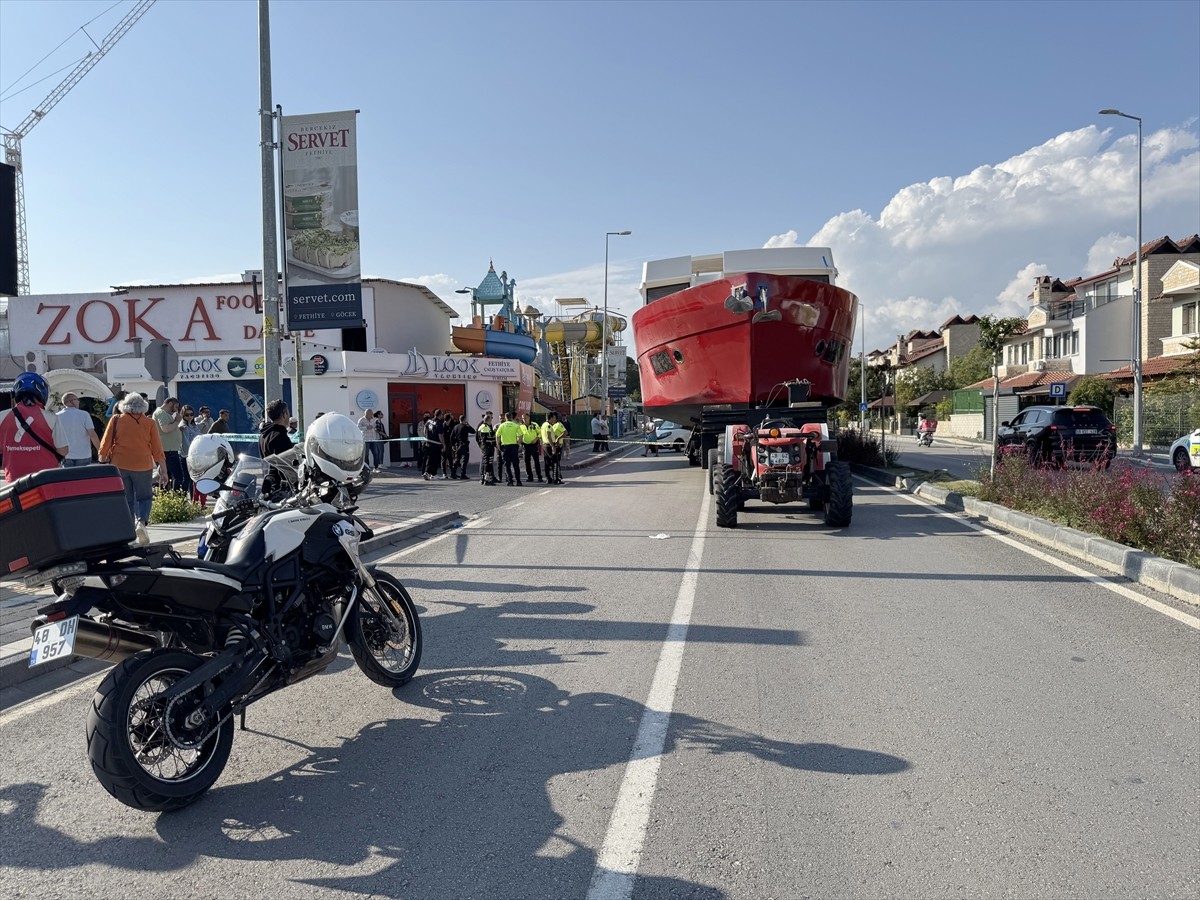 Muğla'nın Fethiye ilçesinde, traktöre bağlı olan ve tekne taşıyan römorkun altında kalan kişi...