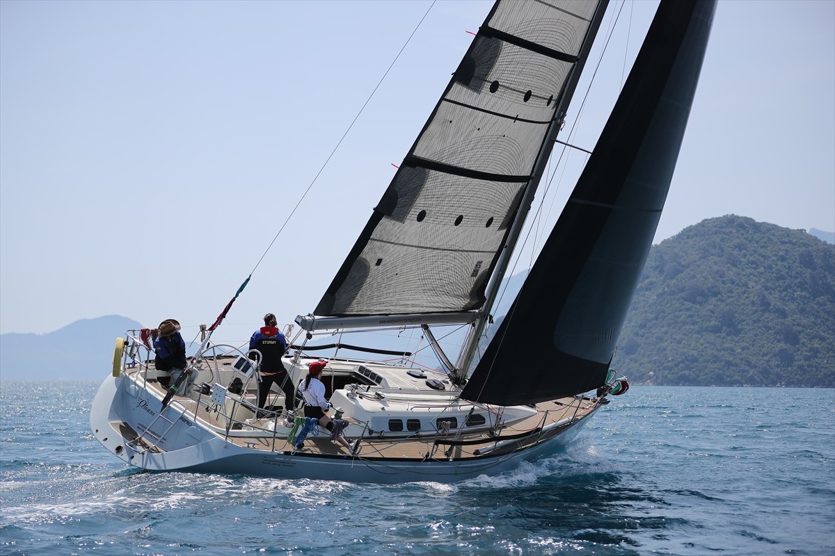 Muğla'nın Marmaris ilçesinde düzenlenen, yatlarda sadece 3 yelkencinin bulunabileceği MIYC Trio...