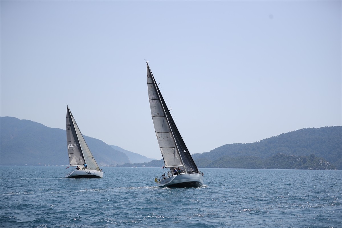 Muğla'nın Marmaris ilçesinde düzenlenen, yatlarda sadece 3 yelkencinin bulunabileceği MIYC Trio...