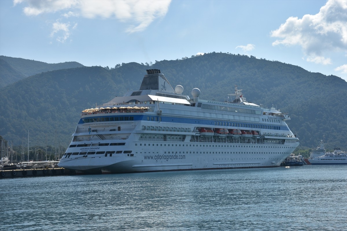Muğla'nın Marmaris ilçesine sezonun ilk kruvaziyeri "Astoria Grande" ile 756 yolcu geldi. Palau...