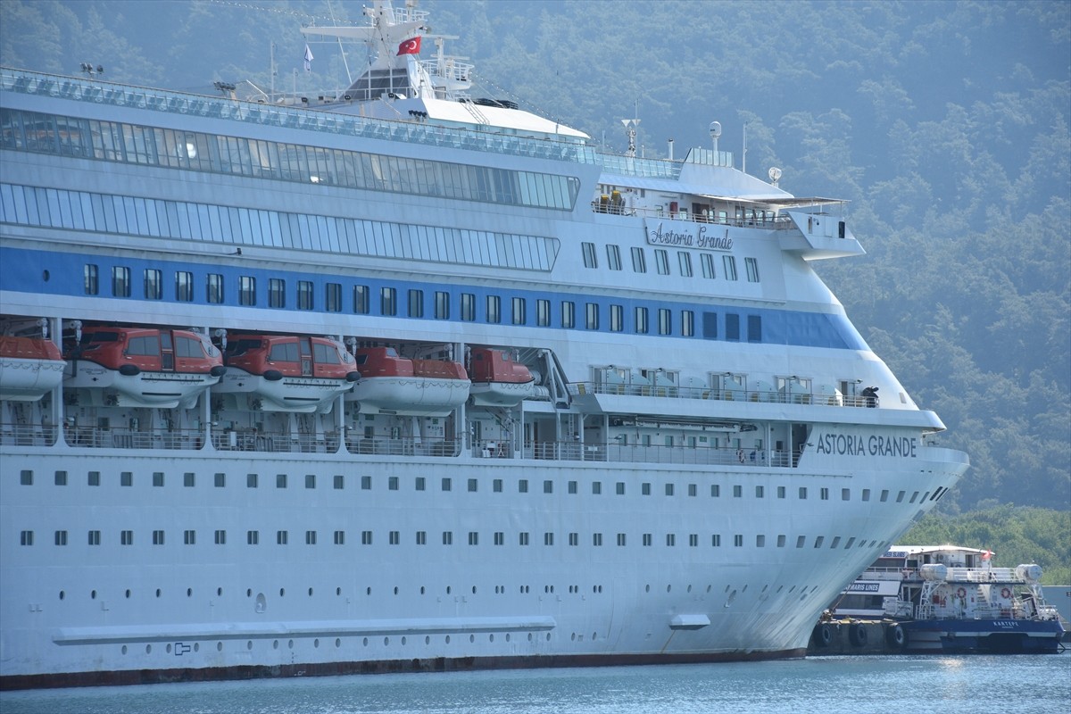 Muğla'nın Marmaris ilçesine sezonun ilk kruvaziyeri "Astoria Grande" ile 756 yolcu geldi. Palau...