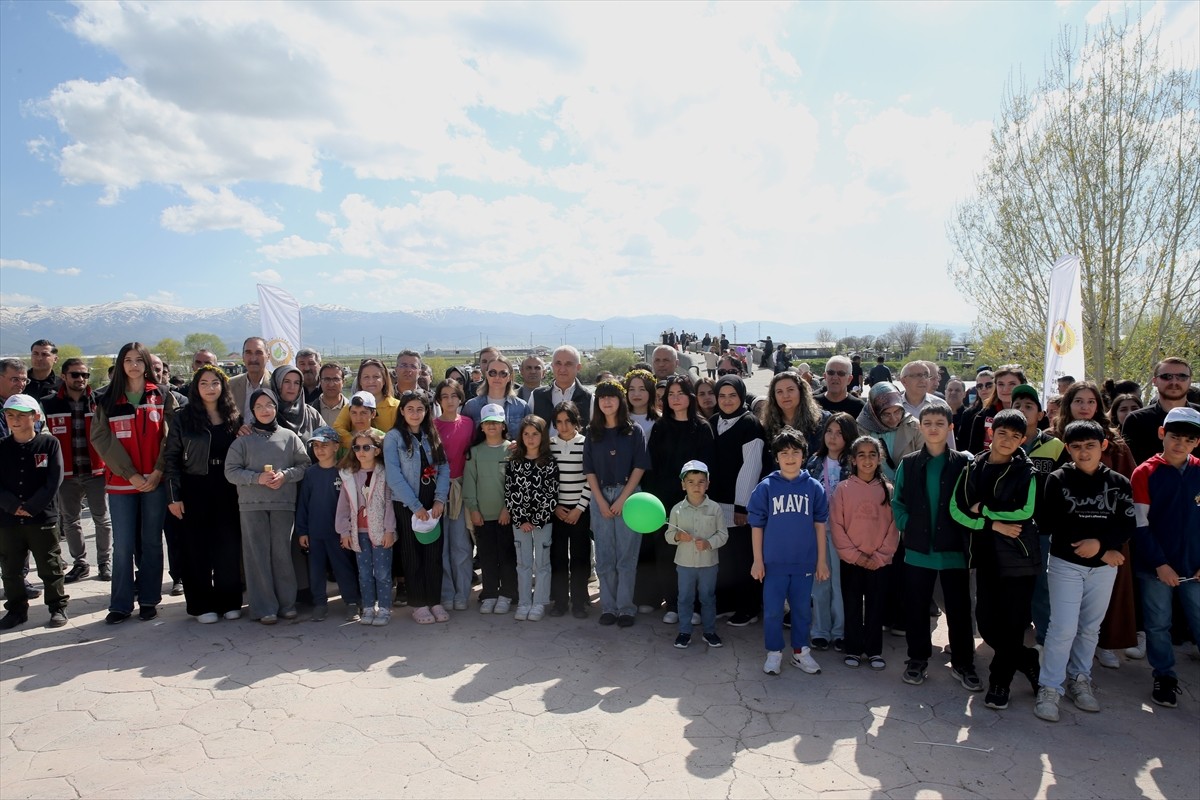 Muş'ta "Aile Yılı" kapsamında düzenlenen törende fidanlar toprakla buluşturuldu. Muş Valiliği, Muş...