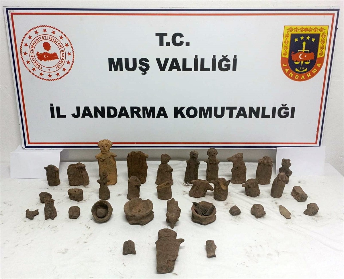 Muş'ta tarihi eser kaçakçılığı operasyonunda Demir Çağı'na ait heykel ve 42 obje ele...