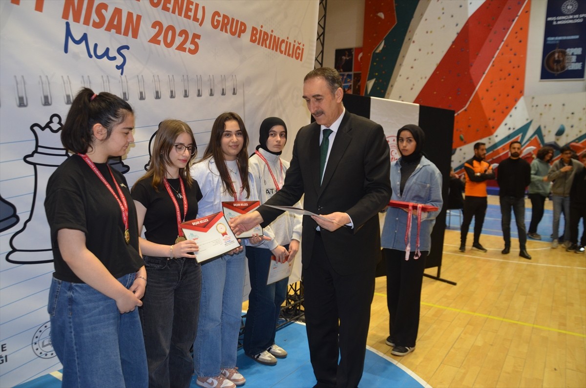 Muş'ta Türkiye Satranç Federasyonu ile Gençlik ve Spor İl Müdürlüğü tarafından düzenlenen okul...