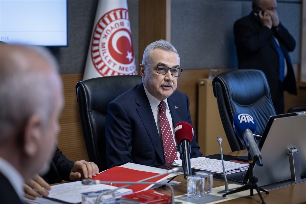 Mustafa Savaş (fotoğrafta) başkanlığında toplanan TBMM Kamu İktisadi Teşebbüsleri Komisyonunda...