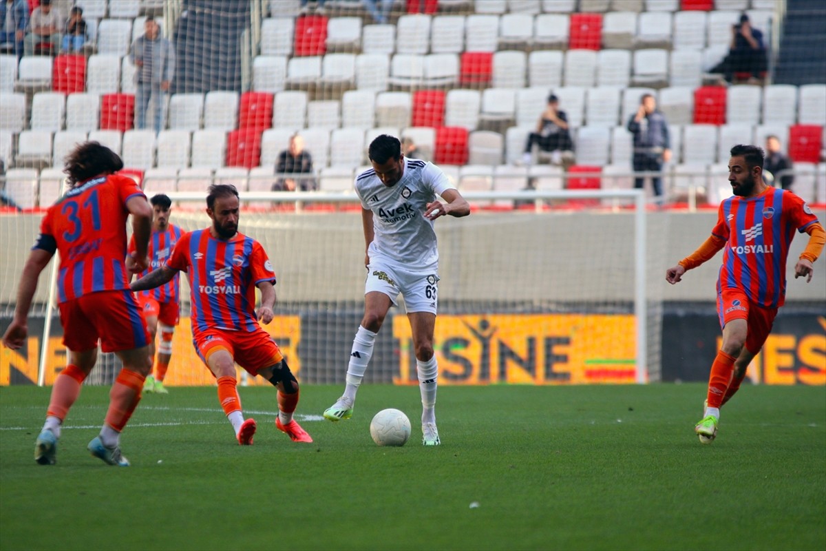 Nesine 2. Lig Beyaz Grup'ta 24. haftadan ertelenen müsabakada Altay, Alsancak Mustafa Denizli...