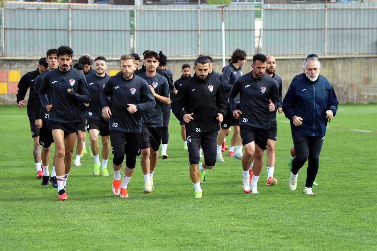 Nesine 2. Lig Kırmızı Grup'ta mücadele eden Çimentaş Elazığspor, 1. Lig hedefiyle son 2 maçına...