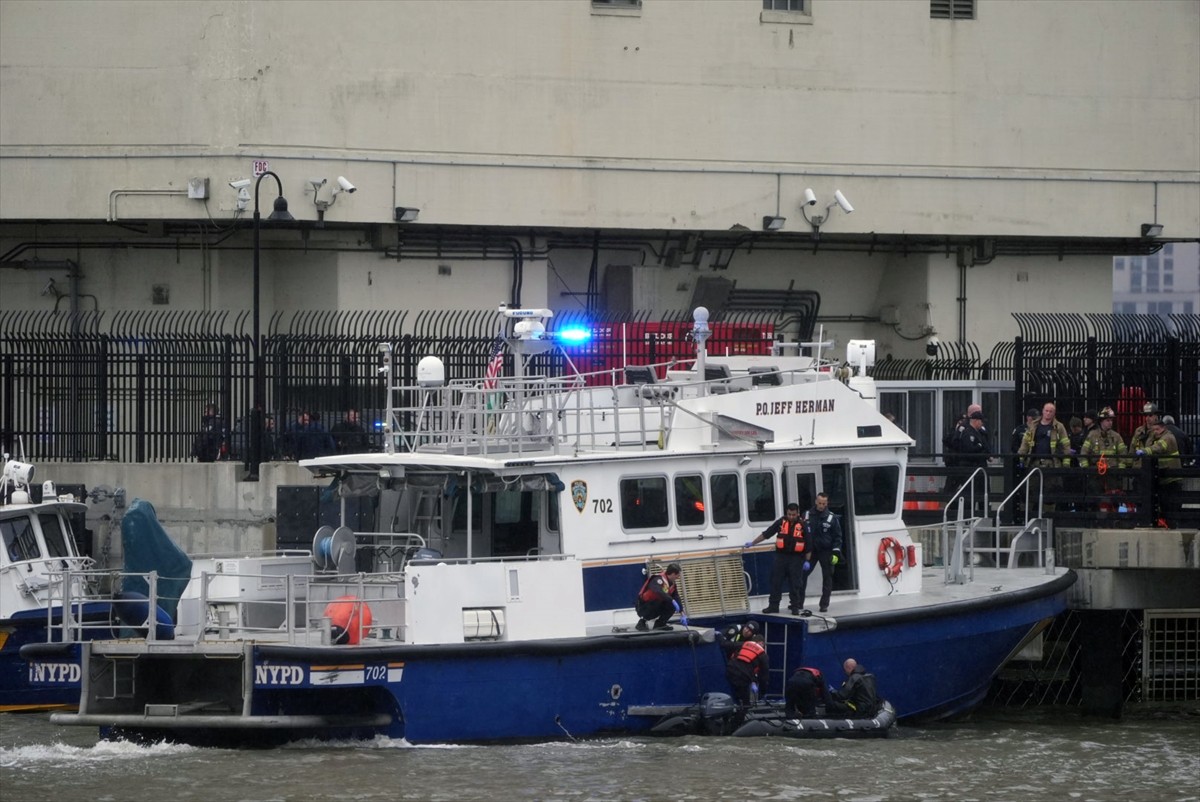 New York'ta bulunan Hudson Nehri'ne bir helikopterin düştüğü bildirildi. ABD basınında yer alan...