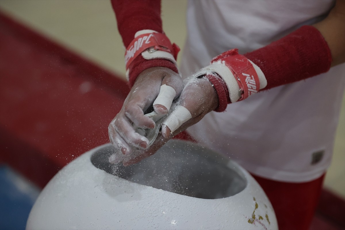 Okullar Arası Dünya Cimnastik Şampiyonası'nda ikincilik elde eden 15 yaşındaki milli sporcu...