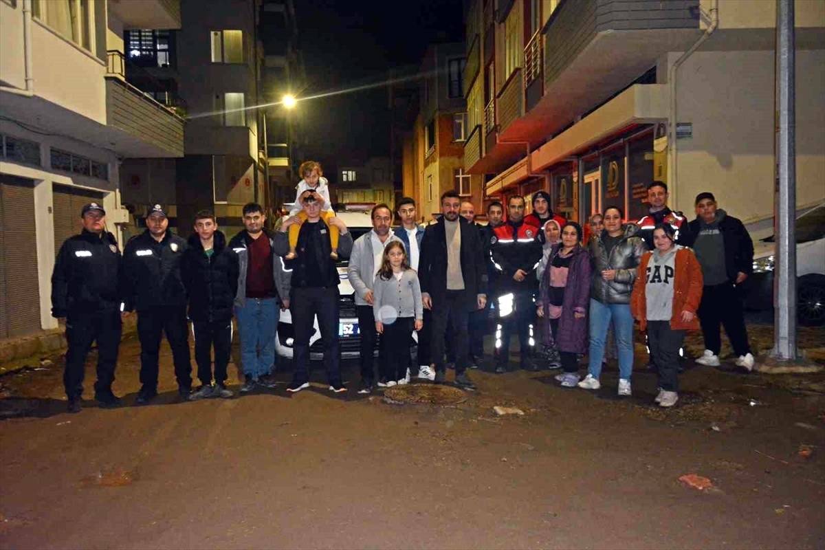 Ordu'nun Ünye ilçesinde "kavga" ihbarı yapılan adrese giden polis ekibi, mahallelinin pasta...