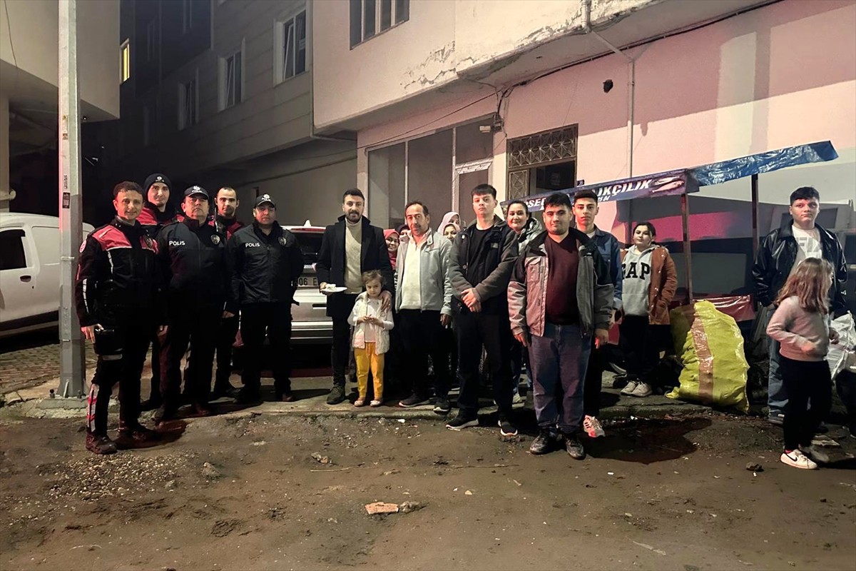 Ordu'nun Ünye ilçesinde "kavga" ihbarı yapılan adrese giden polis ekibi, mahallelinin pasta...