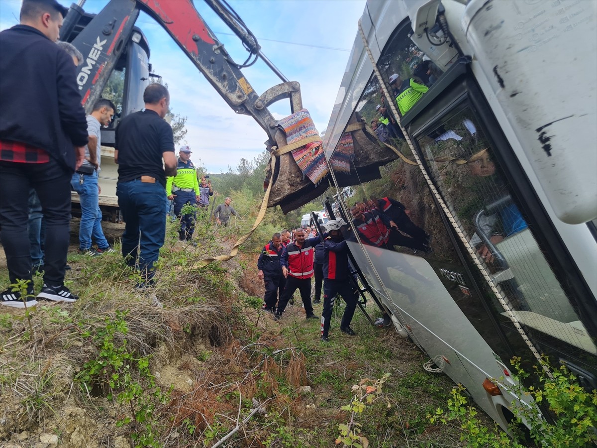 Osmaniye'nin Kadirli ilçesinde yoldan çıkan ve devrilme riski bulunan midibüsteki 20'si öğrenci 23...