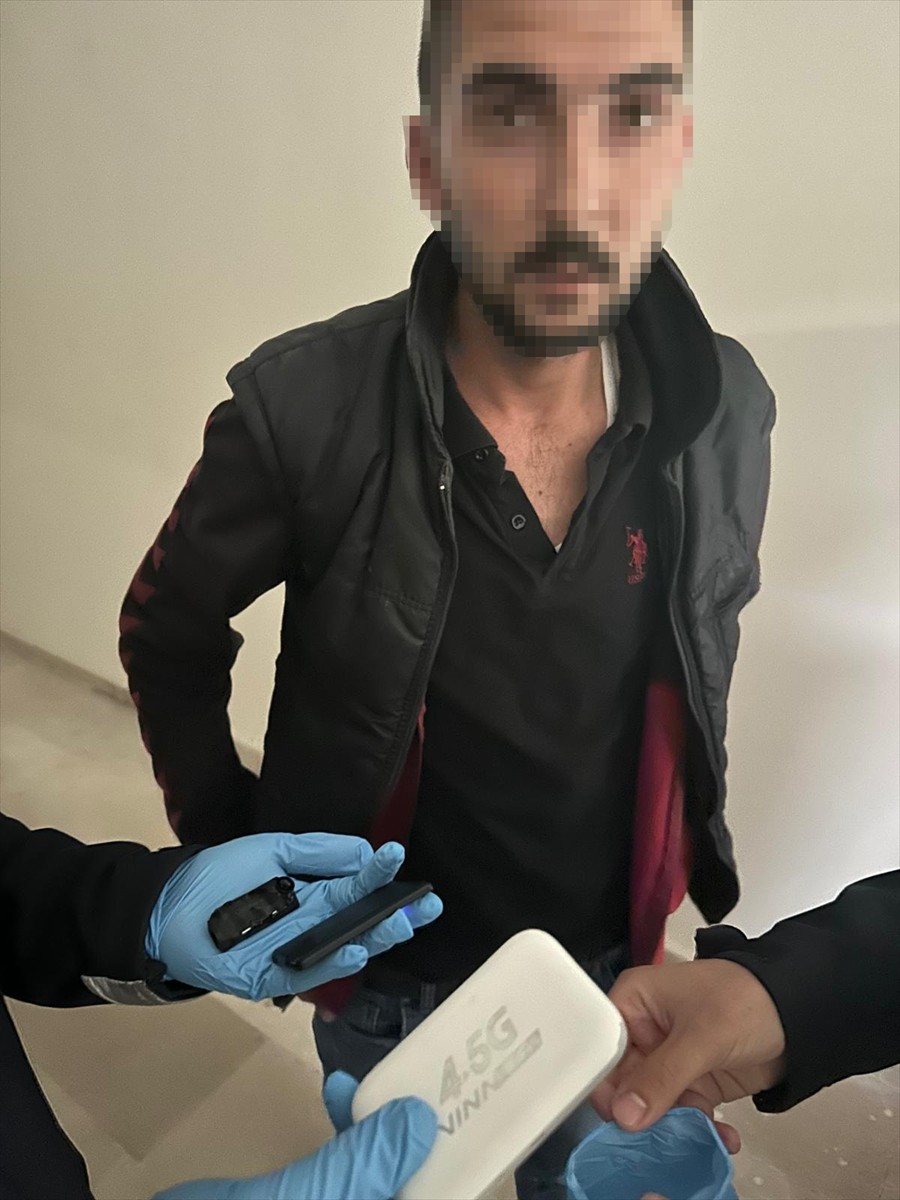 Osmaniye'nin Sumbas ilçesinde, ehliyet sınavına kopya düzeneğiyle giren zanlı gözaltına alındı....