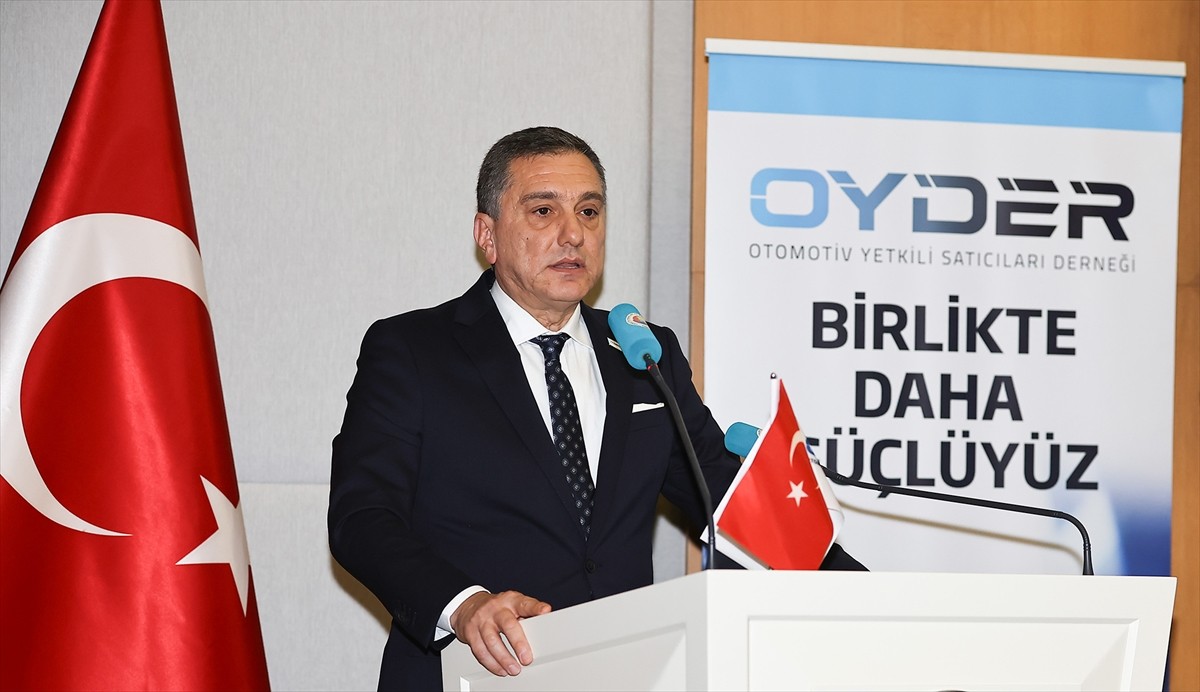 Otomotiv Yetkili Satıcıları Derneği (OYDER) Başkanlığına Ömer Koyuncu (sağ 4) getirildi.