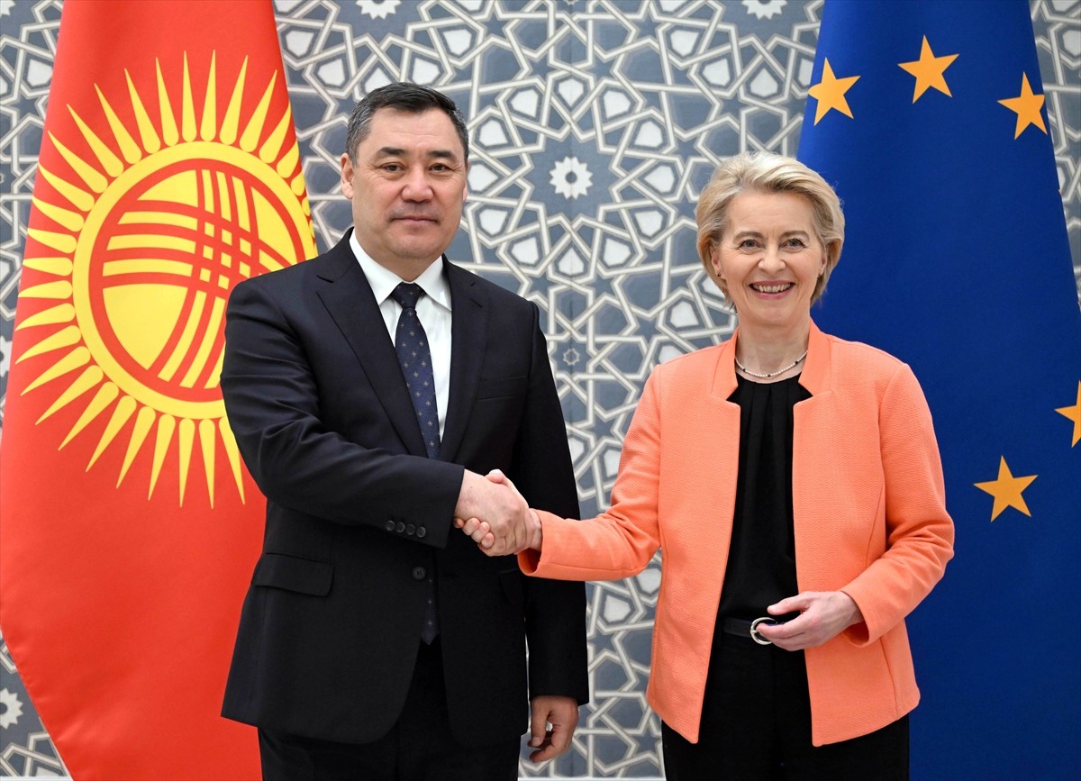 Özbekistan'ın Semerkant şehrine çalışma ziyaretinde bulunan Kırgızistan Cumhurbaşkanı Sadır...