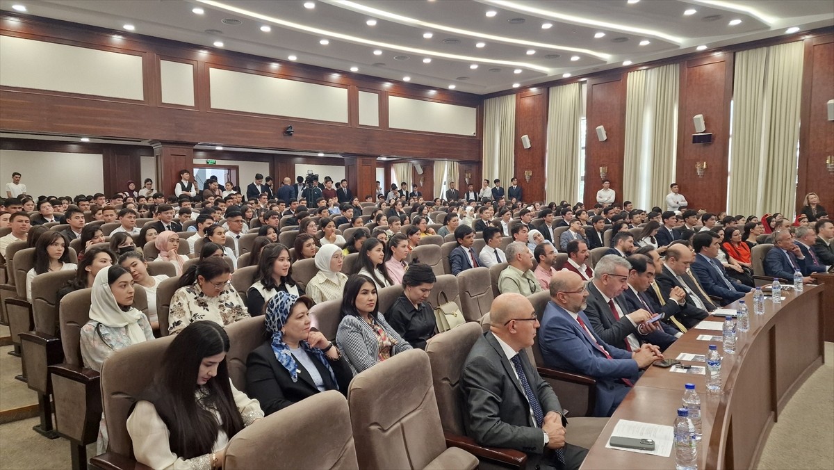 Özbekistan’daki Dünya Ekonomisi ve Diplomasi Üniversitesi’nde Türk Dili Bayramı etkinliği...