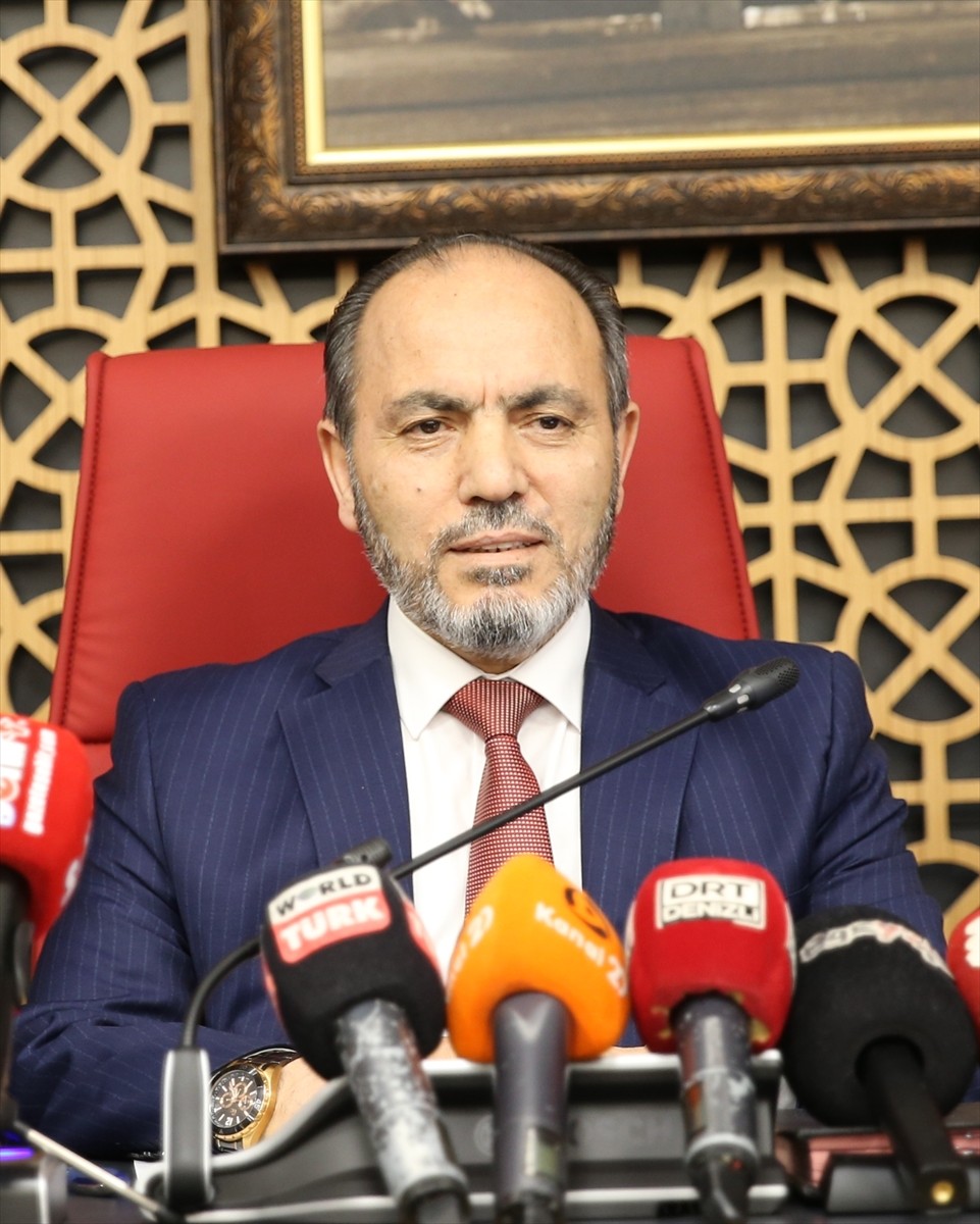 Pamukkale Üniversitesi (PAÜ) Rektörü Prof. Dr. Mahmud Güngör (sol 3), rektörlük binasındaki...