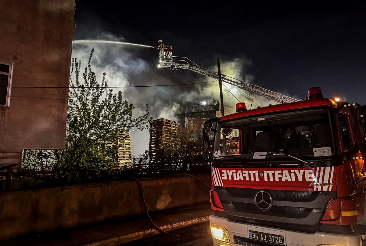 Pendik'te palet fabrikasında çıkan ve bitişikteki iki bina ile bir atölyeye sıçrayan yangın...