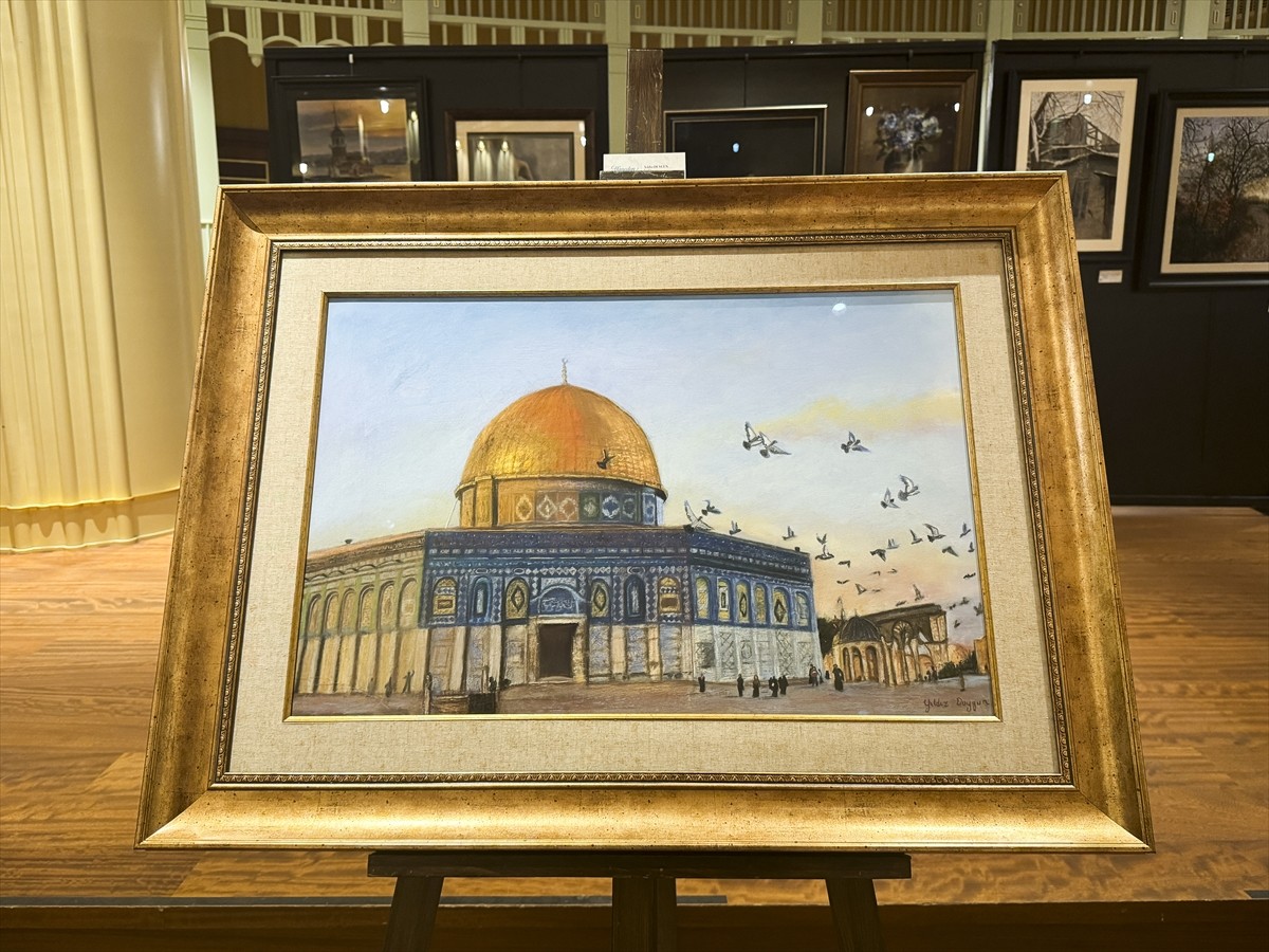 "Haneden Dökülenler" adlı karma sergi, Taksim Cami Kültür Sanat Merkezi Sergi Salonu'nda ziyarete...