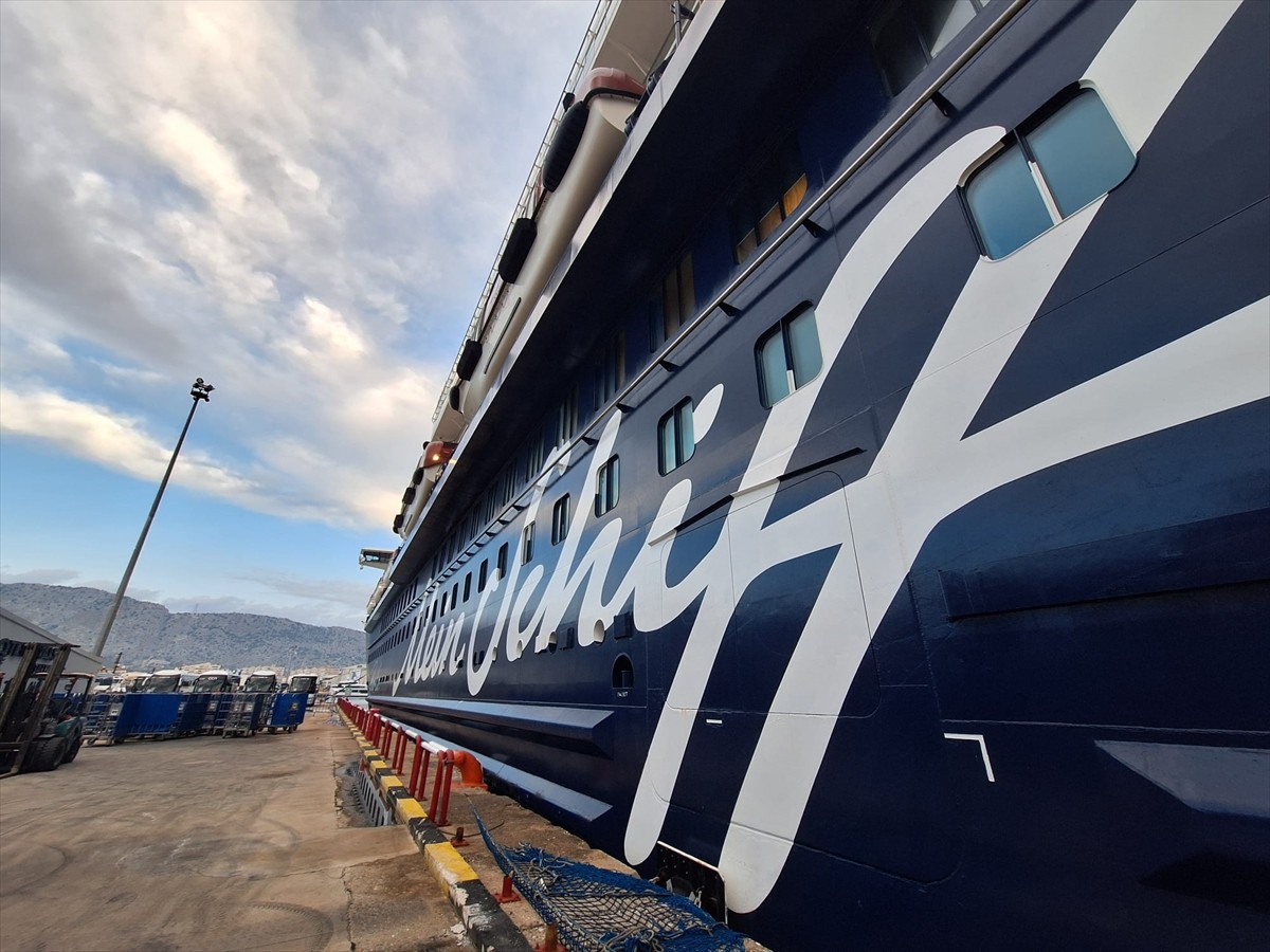 "Mein Schiff 4" isimli kruvaziyerle Antalya'ya yaklaşık 5 bin turist geldi.