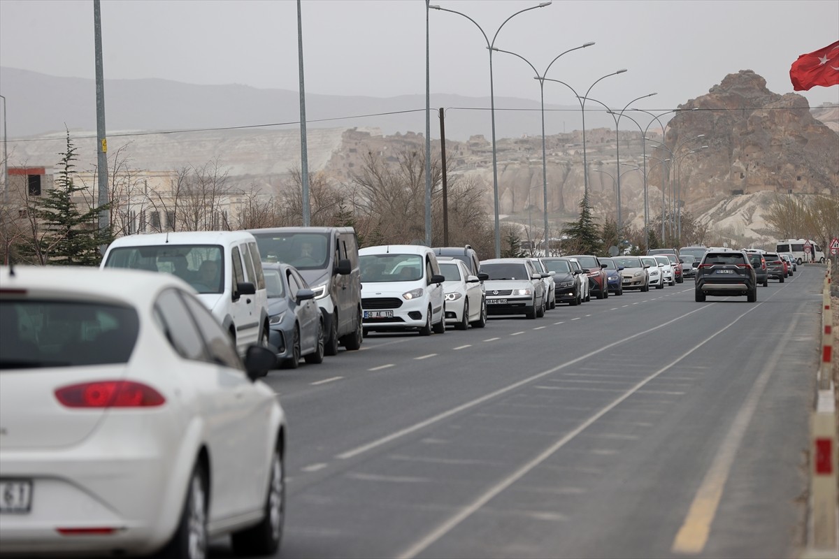 Ramazan Bayramı tatili için Kapadokya'yı tercih eden yerli turistler, turizm merkezleri ve...