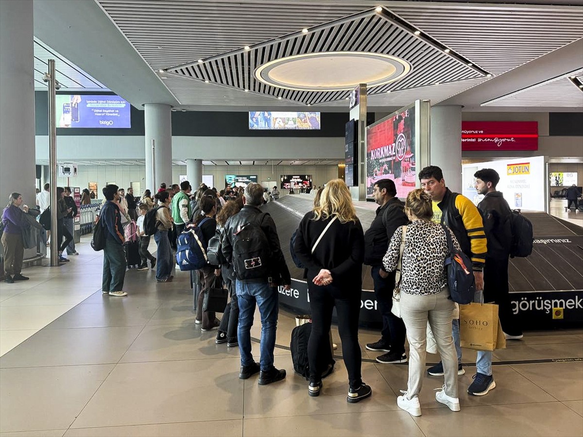 Ramazan Bayramı tatili için şehir dışına gidenlerin kente dönmeye başlaması nedeniyle İstanbul'da...