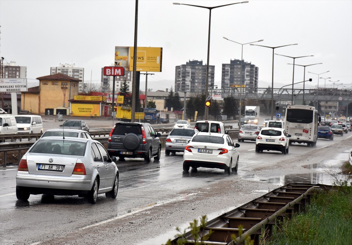 Ramazan Bayramı tatilini memleketlerinde geçiren vatandaşlar, dönüş yolculuğunda "kilit kavşak"...