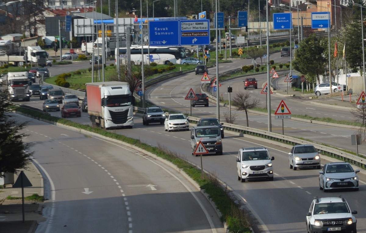 Ramazan Bayramı tatilinin son günlerinde Samsun-Ankara kara yolunun Havza geçişinde yoğunluk...