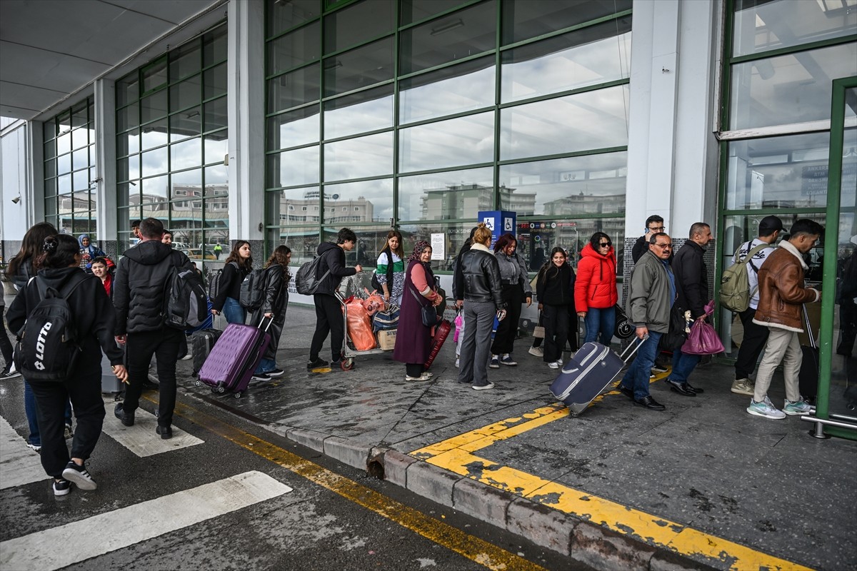 Ramazan Bayramı tatilinin son gününde Ankara Şehirlerarası Terminal İşletmesi'nde (AŞTİ) otobüs ve...