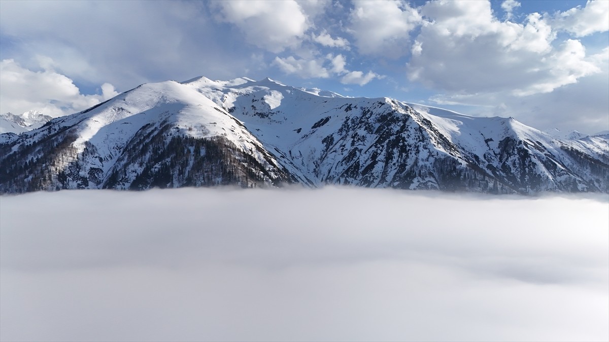 Rize'de beyaza bürünen Kaçkar Dağları'nda "sis denizi" güzel görüntü oluşturdu.