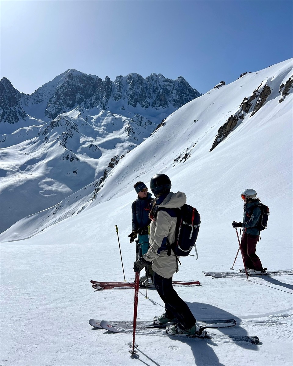 Rize'deki Kaçkar Dağları'nda "heliski" heyecanı sona erdi. Helikopterle dağın zirvesine bırakılan...