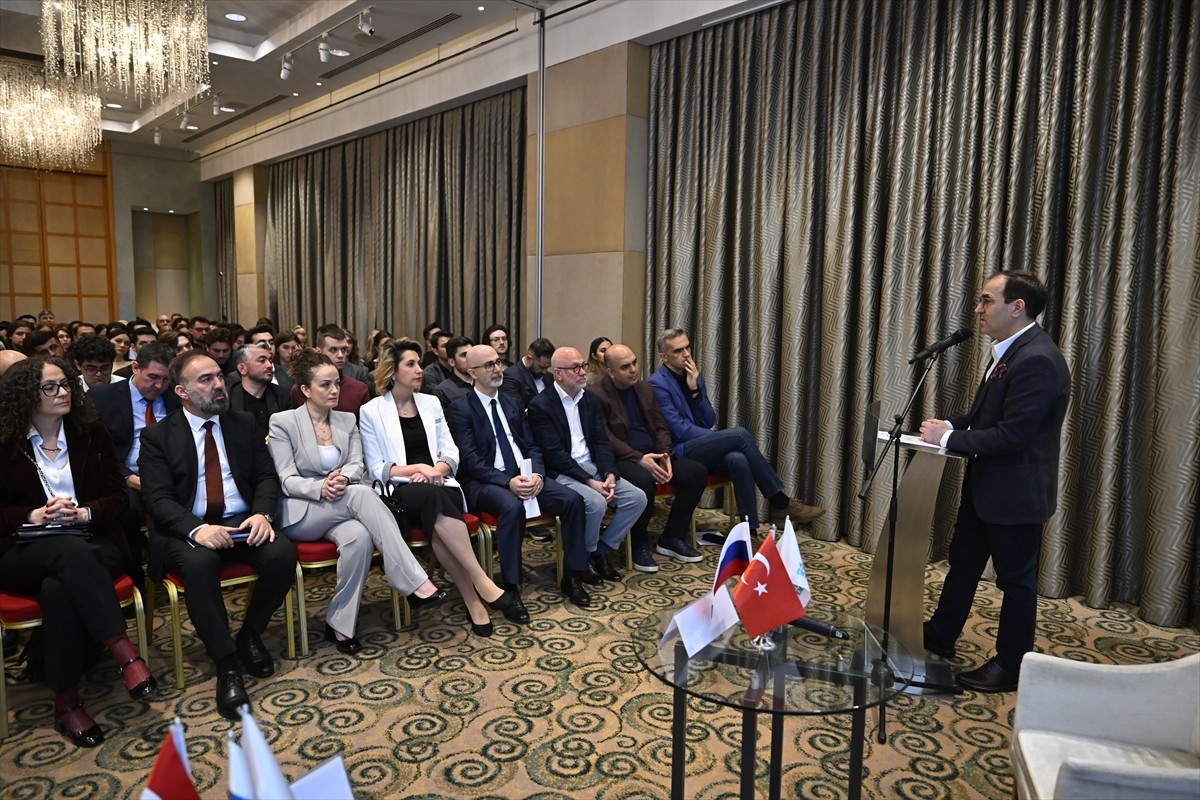 Rusya'nın başkenti Moskova'da, Türkiye'nin Moskova Büyükelçiliği ve Moskova Yunus Emre...