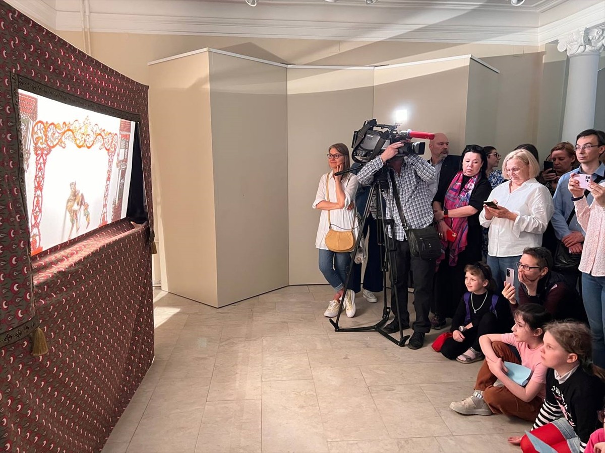 Rusya’da, Türk tiyatrosunun geleneksel Karagöz ve Hacivat gölge oyunu ve figürlerinin tanıtımı...