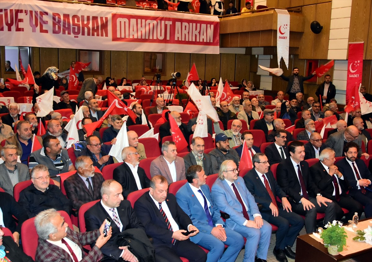 Saadet Partisi Genel Başkanı Mahmut Arıkan (ortada), partisince İl Kültür ve Turizm Merkezi'nde...